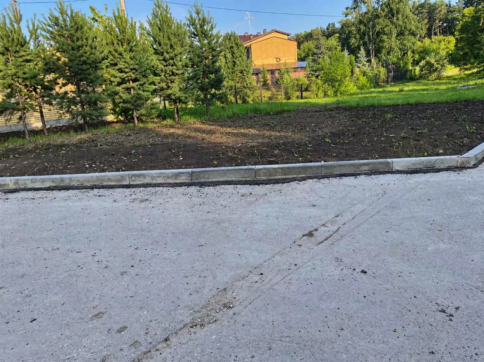 Благоустройство придомовой территории с установкой бордюров и ремонтом тротуаров — фото 3